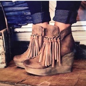 Sbicca sz 10 brown suede fringe booties, like new
